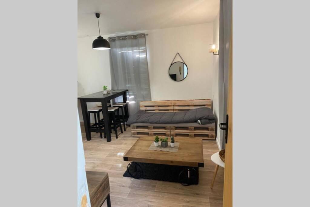 Apartamento Charmant Petit Studio Au Coeur De Figeac Exterior foto
